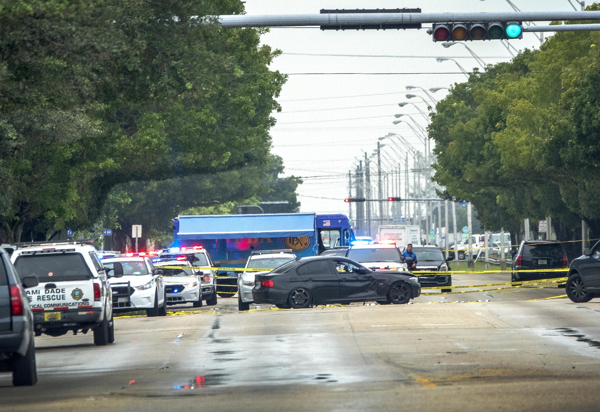Обвиняват четирима полицай от Маями-Дейд: Убили шофьор на UPS и случаен минувач