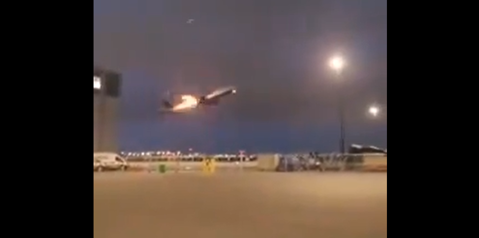 Boeing с 389 пътници на борда се запали във въздуха (ВИДЕО)