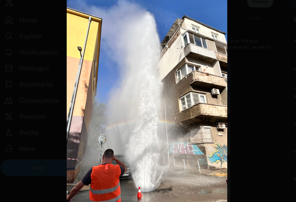 Гейзер с вряла вода бликна в центъра на София (ВИДЕО)