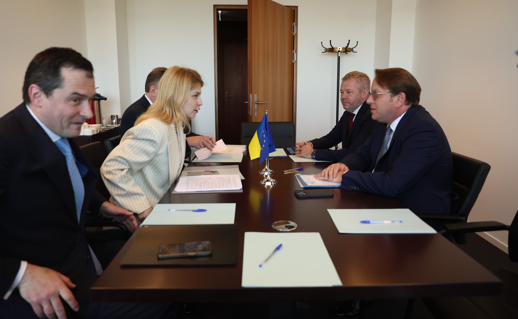 Украинският вицепремиер по европейските въпроси Олга Стефанишина и европейския комисар по въпросите на съседството и разширяването Оливер Вархелий