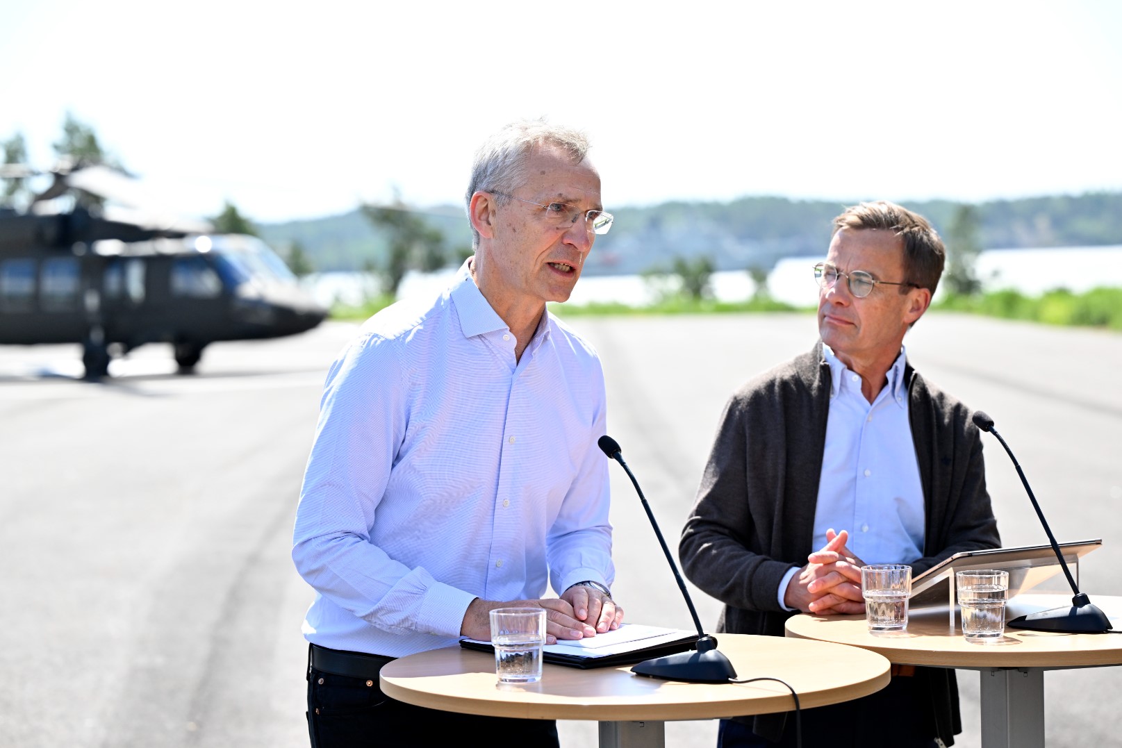 Генералният секретар на НАТО Йенс Столтенберг (Л) и министър-председателят на Швеция Улф Кристершон