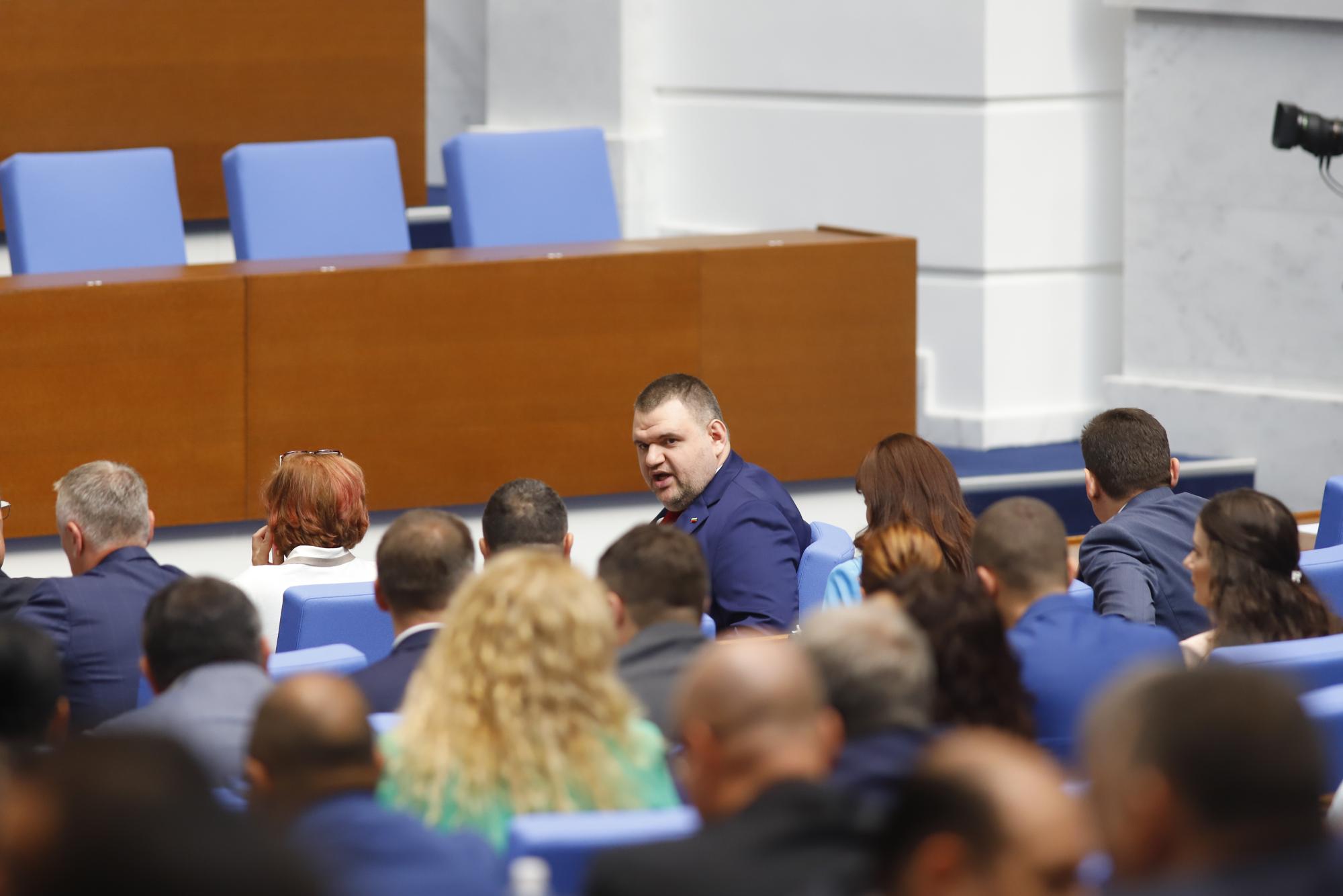 Пеевски разчиства депутатите от ДПС гласували против кабинета "Желязков"