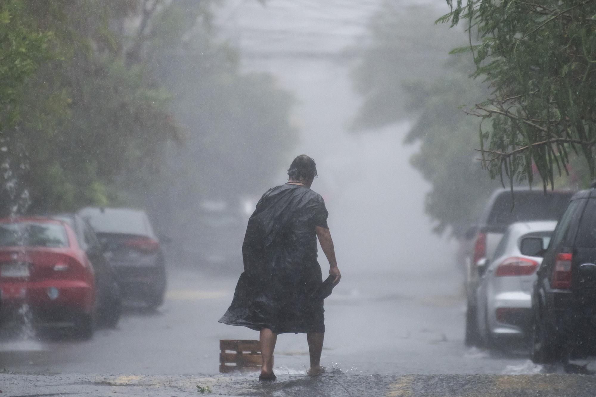 Ураганът „Берил“ от категория четири се устреми към Карибските острови