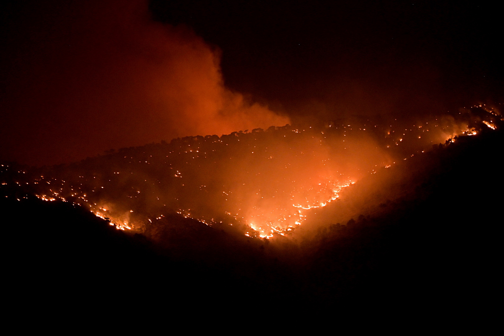 Големи пожари на три гръцки острова, евакуираха над 10 000 туристи (ВИДЕО)
