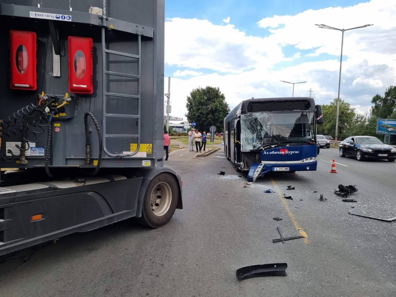 Камион удари автобус в Бургас, двама души са ранени