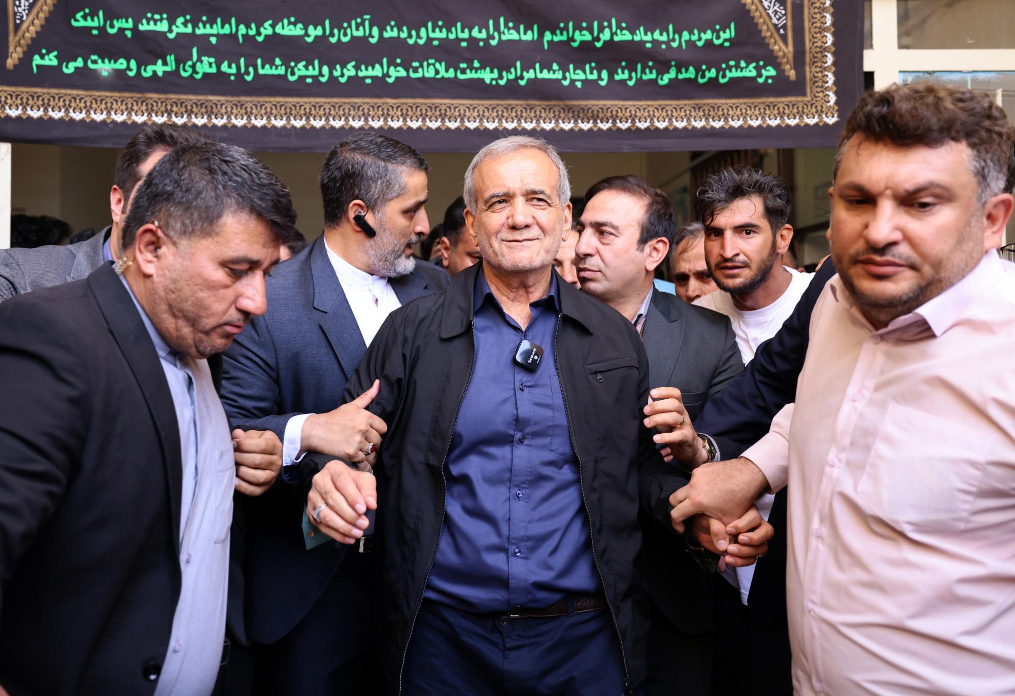 Иранците избраха за президент реформатора Масуд Пезешкиан