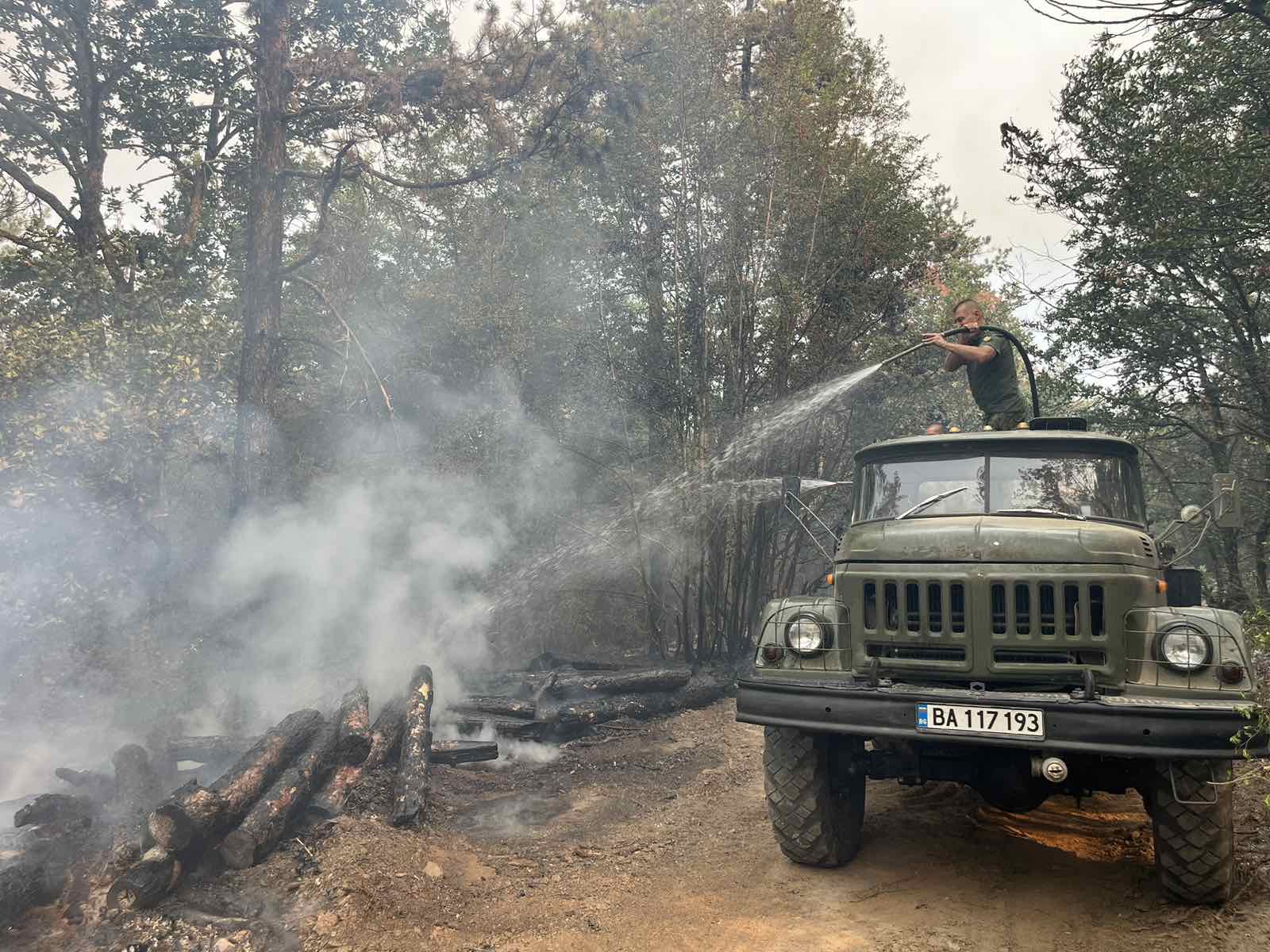 Огненият ад в България: Хиляди декари горят, къщи и коли са изпепелени (СНИМКИ)