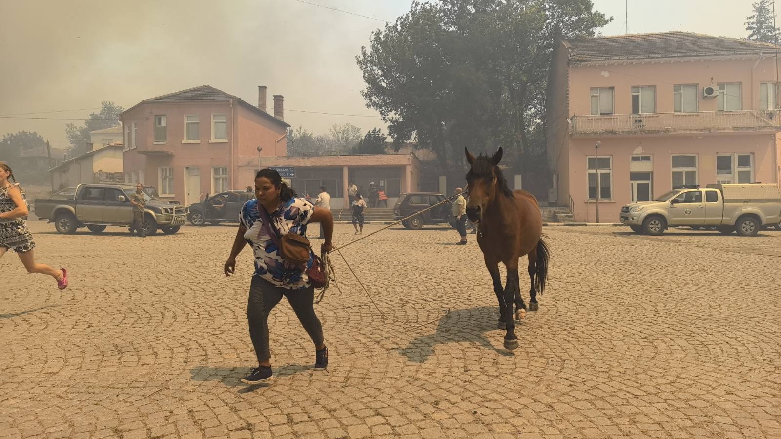 Пламъци обградиха село Воден, хората се евакуират сами (СНИМКИ, ВИДЕО)
