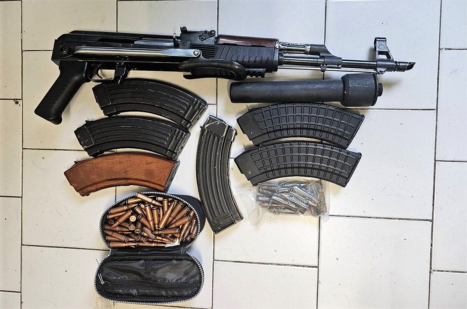 Автомати "Калашников", револвери и много боеприпаси: Какво откриха от МВР при спецакция (СНИМКИ)