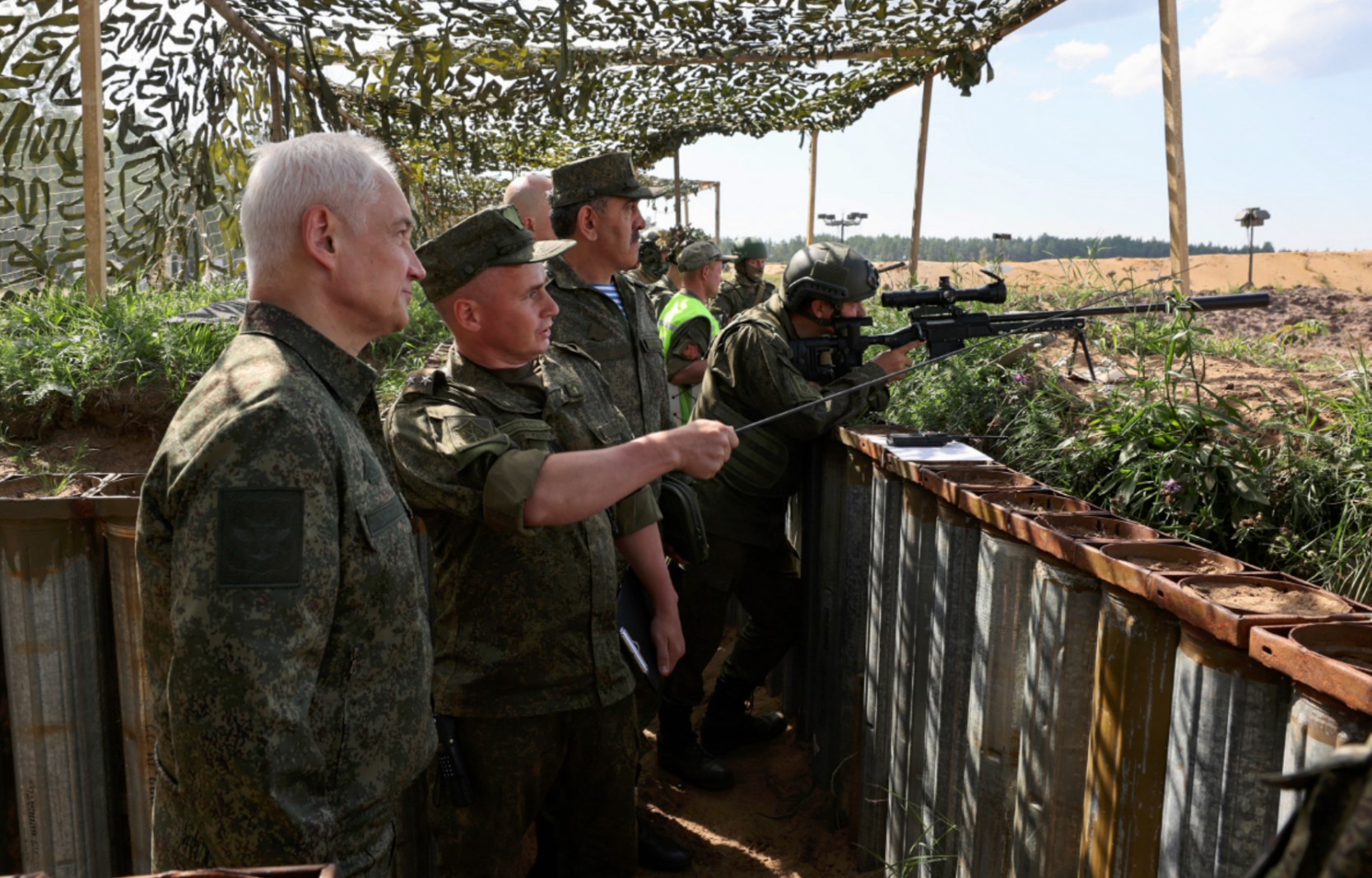 Руският военен министър Белоусов на инспекция на обучение на военни