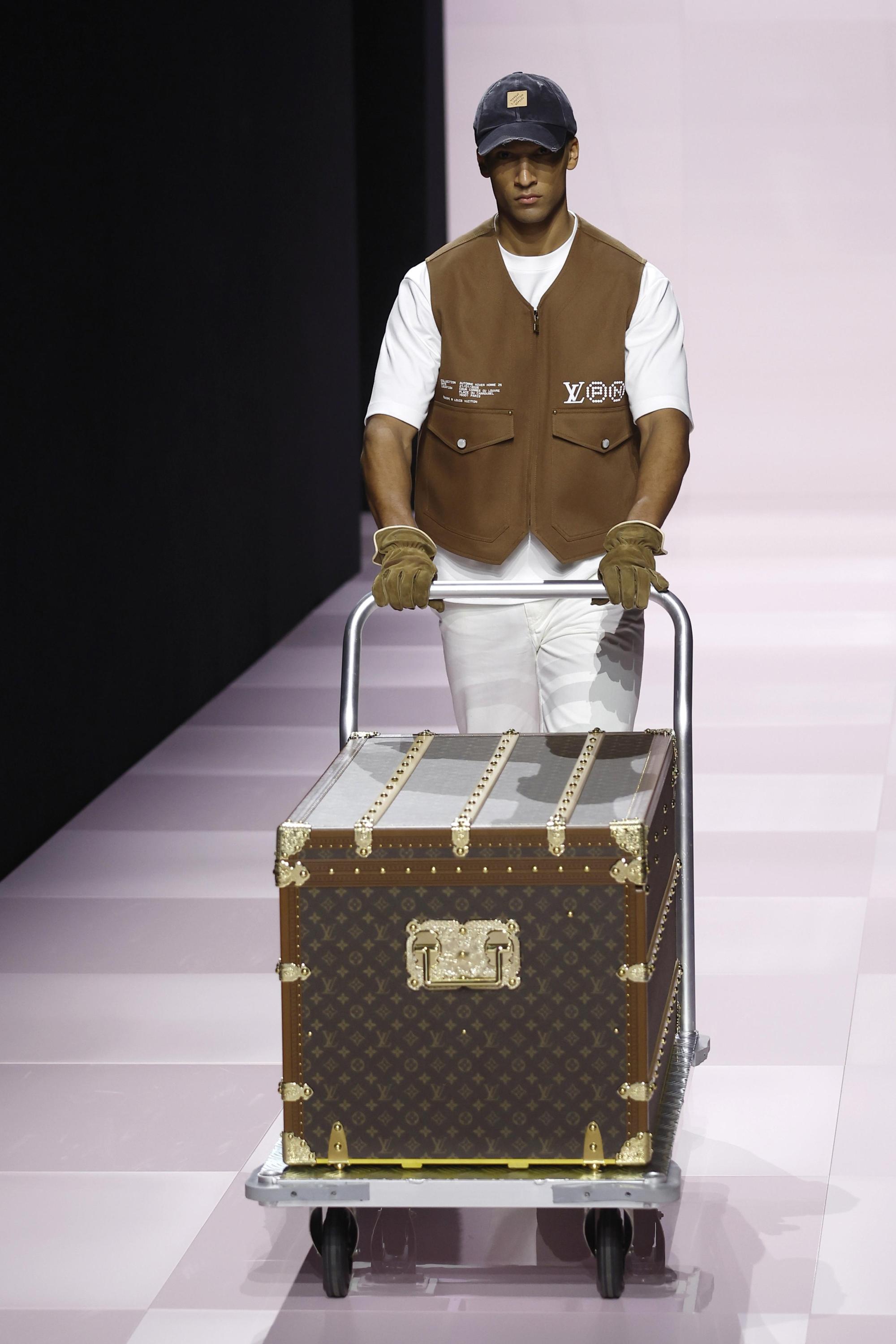 Фарел Уилямс в тандем с Nigo за шоуто на Louis Vuitton в Лувъра