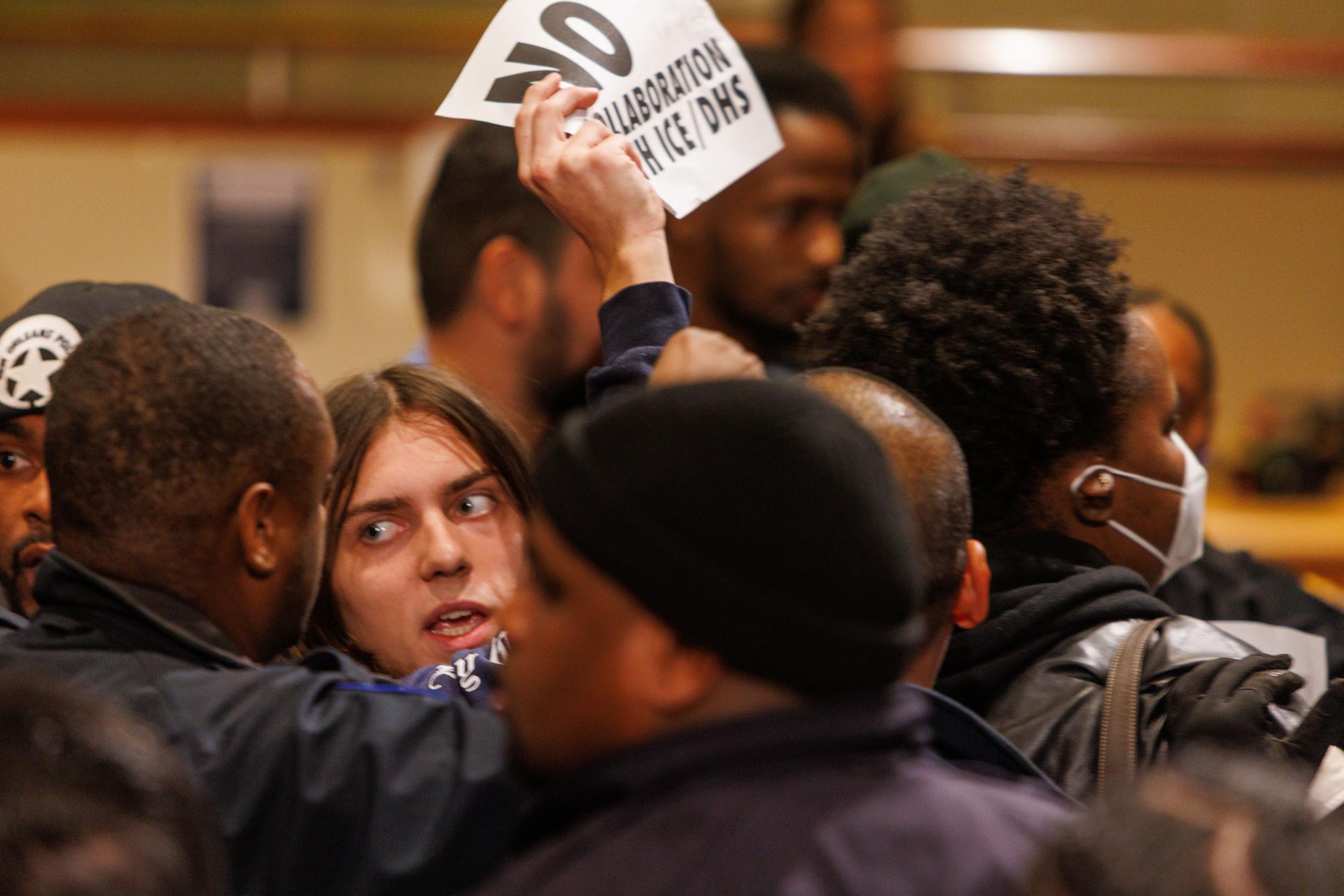 Арестите на ICE: Повечето имигранти зад решетките са без криминално досие