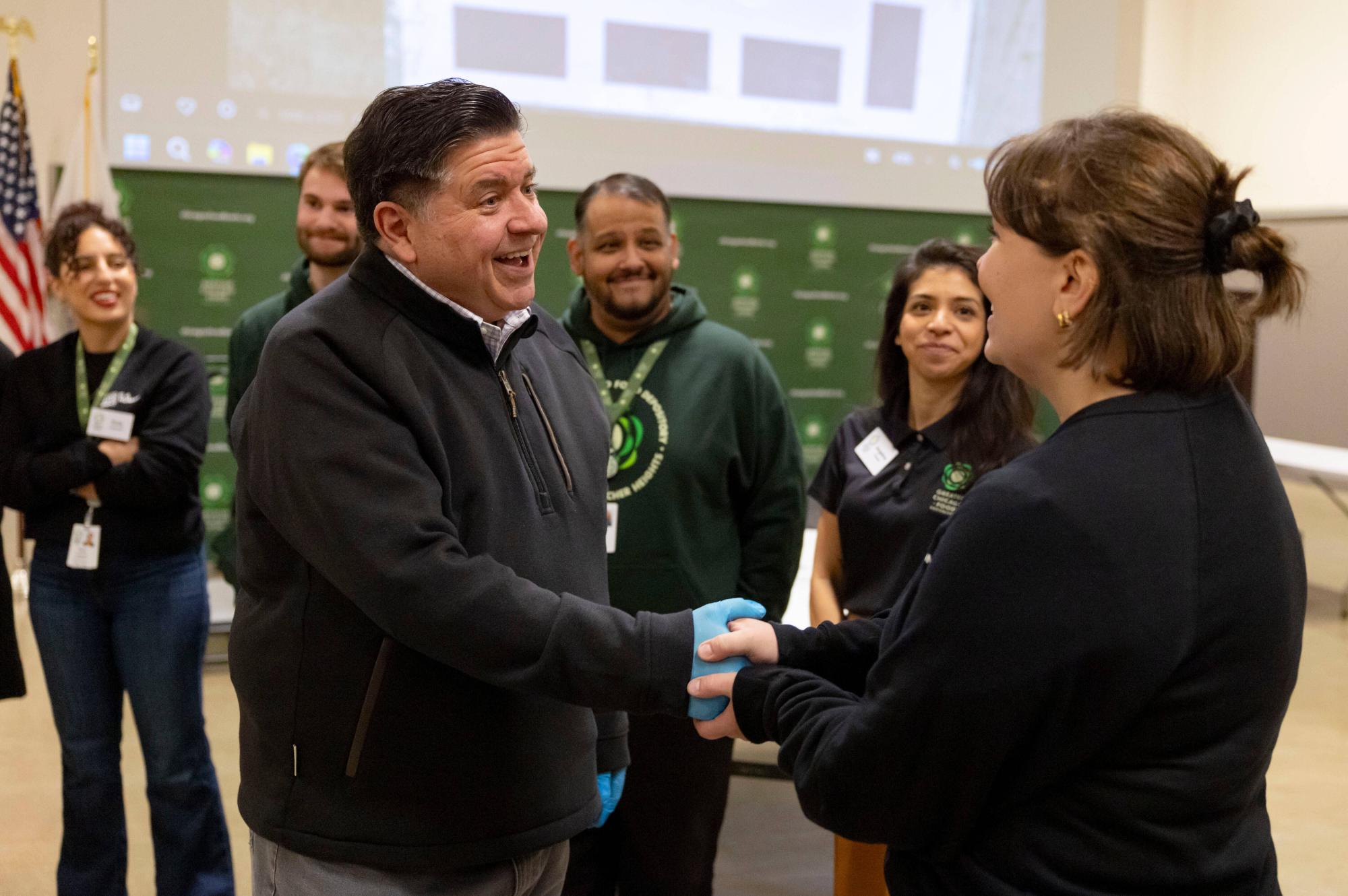 Какви нови закони влизат в Илинойс след Нова година