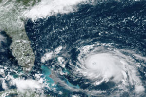 Сателитна снимка над Атлантическия океан от събота, 31 август 2019 г., показва огромната мощ и размер на Дориан, който се е насочил към Бахамите. (Сн.: NOAA via AP/БТА)