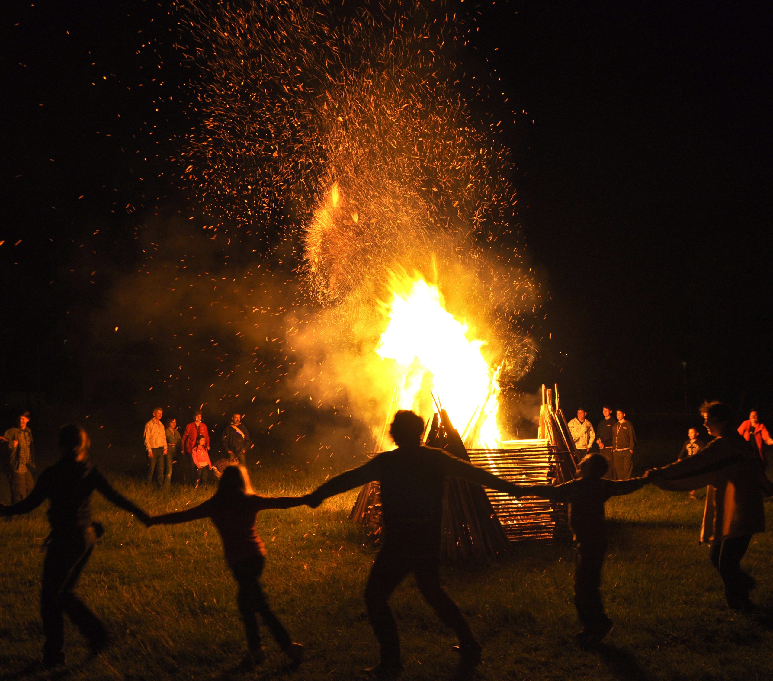 Dance around. Изобразить танец костра. Цейлонский танец изображающий огонь. Dance around the Fire. Dancing around Fire.