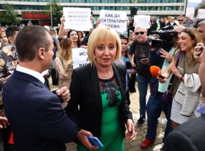 мая манолова
