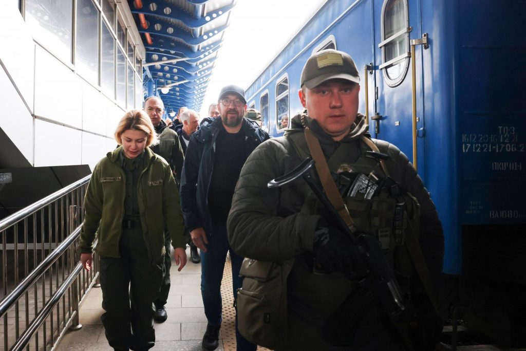Шарл Мишел пристига в Киев с влак