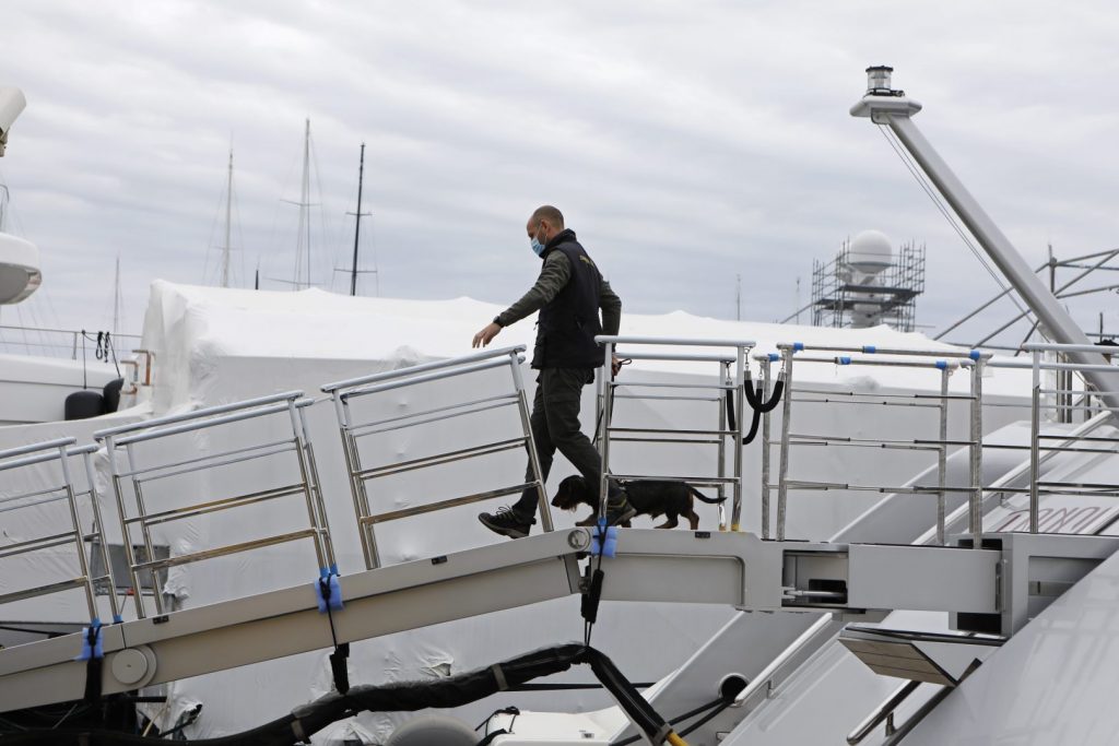 САЩ може да предложат конфискуваните яхти на руски олигарси на търг