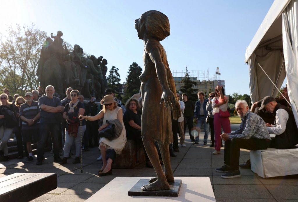 Украинската майка срещу съветската армия: Нова скулптура буни духовете (СНИМКИ)