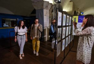 Изложба на детски рисунки в киевското метро-бомбоубежище