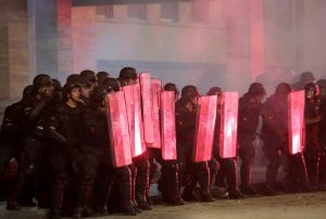 Протестите пред парламента в Скопие завършиха с погром