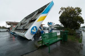 Бурята в Калифорния взе най-малко 4 жертви, стотици хиляди са без ток (СНИМКИ)